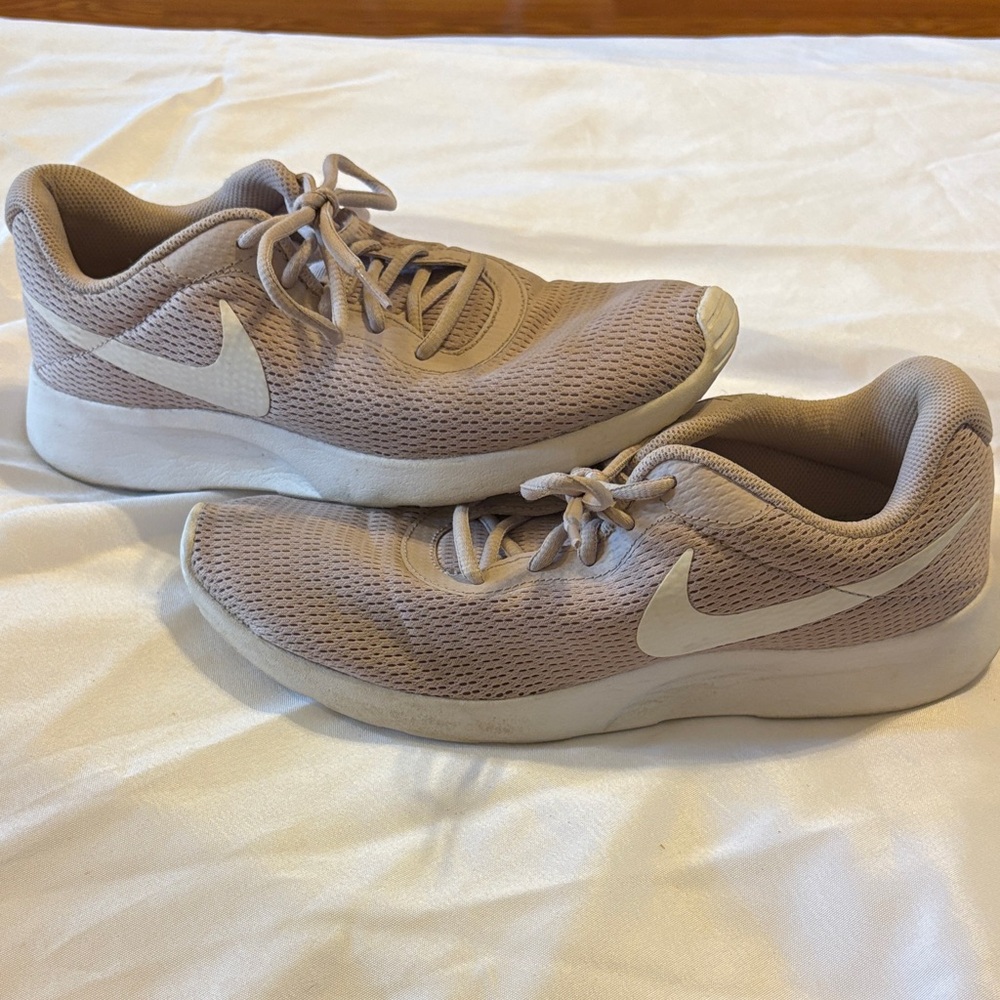 Nike Tanjun Women's Particle Rose (Mauve Pink) Athletic Shoes